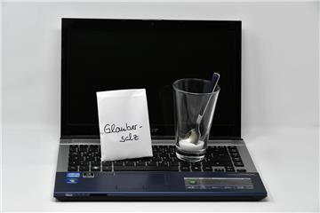Ohne PC kein Glaubersalz: Weil die VHS-Dozentin keinen Internetanschluss hat, darf sie nach 28 Jahren in Dorum keine Fastenkuren mehr leiten.