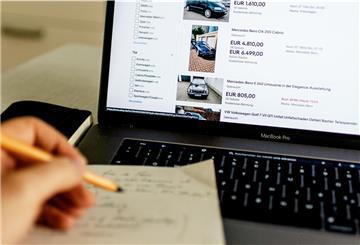 Ohne Recherche geht es nicht: Käuferinnen und Käufer müssen erst ein Gefühl für realistische Preise bekommen, bevor sie Angebote konkreter ins Auge fassen. 