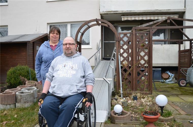 Plötzlich sitzt Jens Stockinger im Rollstuhl Ohne seine Frau Helga könnte Jens Stockinger gar nicht mehr die Wohnung verlassen. Schließlich wohnt das Paar im Hochparterre – Treppen sind ein unüberwindbares Hindernis auf dem Weg zur Haustür. Doch über eine Rampe, die vom Balkon in den Garten führt, kann Stockinger ins Freie gelangen.
