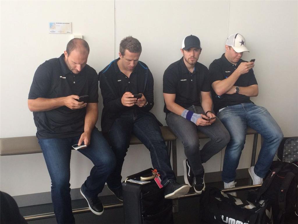 Ohne Smartphone geht es nicht: (von links) Jack Combs, Cory Quirk, Dominik Tiffe...