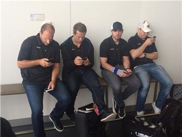 Ohne Smartphone geht es nicht: (von links) Jack Combs, Cory Quirk, Dominik Tiffe...