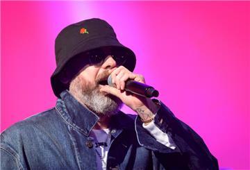 Rapper Sido singt in ein Mikrofon