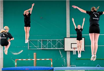Ohne vernünftige Deckenhöhe geht bei den Bremerhavener Trampolinern nichts.