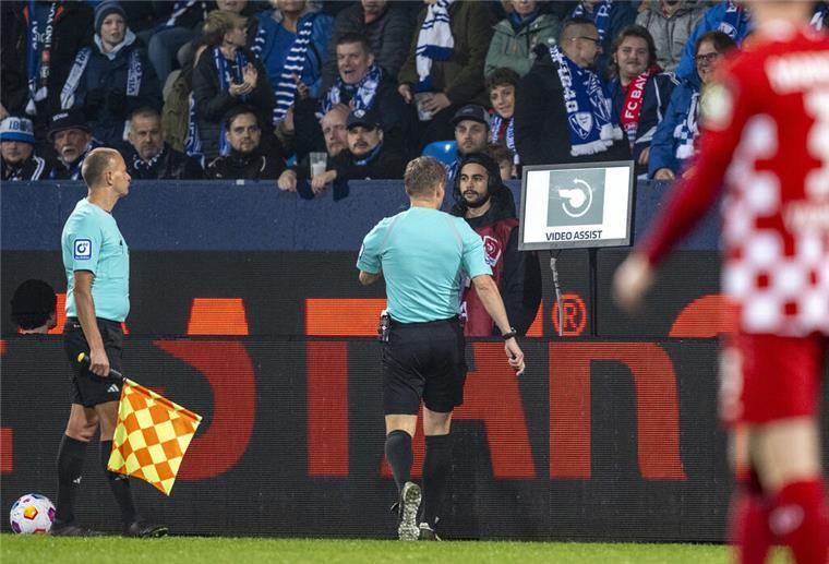 Kommentar: Schafft den Videobeweis im Fußball endlich ab! Ohne Videobeweis macht das Fußballgucken gleich mehr Spaß.