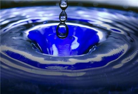 Ohne Wasser kein Leben. Trinkwasser ist des Menschen wichtigstes Lebensmittel. In manchen Gegenden der Welt herrscht Mangel daran, während damit hierzulande Pools gefüllt und Gärten gewässert werden.