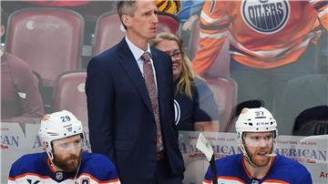 Oilers-Coach Kris Knoblauch und seine Stars Leon Draisaitl (r) und Connor McDavid haben die dritte Final-Partie bei den Florida Panthers verloren.
