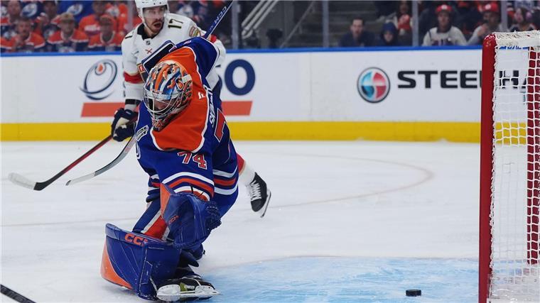 Oilers-Goalie Stuart Skinner kann die Führung der Panthers nicht verhindern.