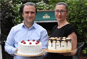 Okan Odmann und Jasmin Riemenschneider-Odmann stellen auch ihre Torten selbst her.