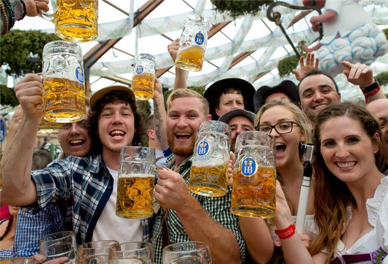 Oktoberfest-Flair in Bremerhaven: Im Nordsee-Stadion soll es erstmals ein bayrisches Bierzelt geben.
