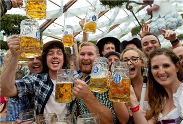 Oktoberfest-Flair in Bremerhaven: Im Nordsee-Stadion soll es erstmals ein bayrisches Bierzelt geben.
