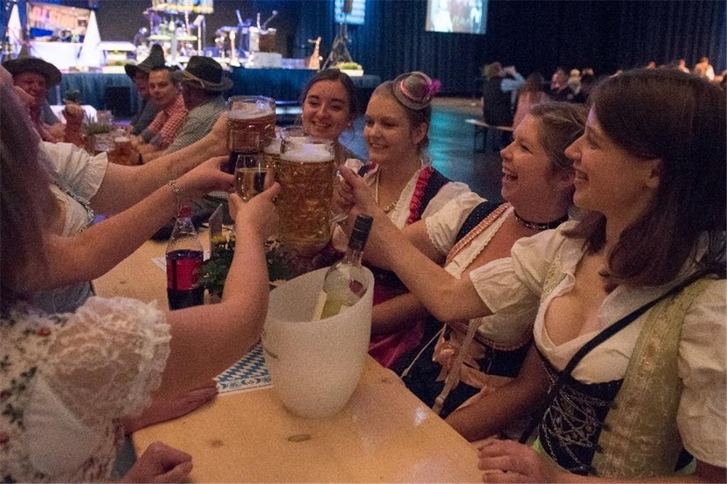 Oktoberfest in der Bremerhavener Stadthalle. Foto: Adebahr