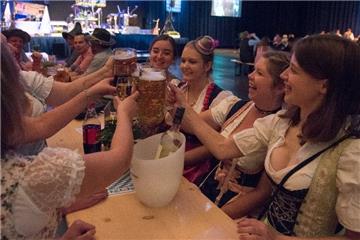 Oktoberfest in der Bremerhavener Stadthalle. Foto: Adebahr