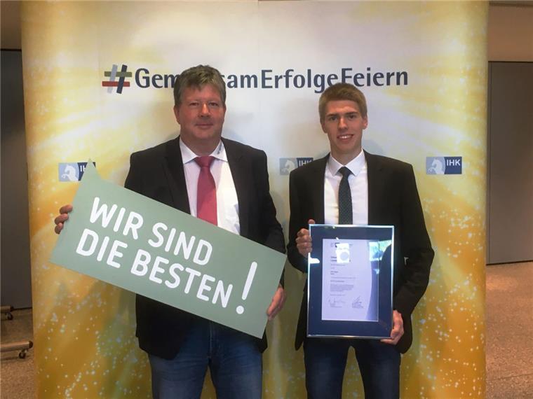 Olaf Heinrichs, Ausbildungsleiter von Premium Aerotec in Nordenham, und Landessieger Nils Fastje.