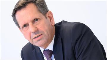 Olaf Lies fordert mehr Unterstützung für den Elektro-Hochlauf statt neuer Diskussion um ein Verbrenner-Verbot. (Archivfoto)