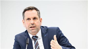 Olaf Lies (SPD)spricht während einer Pressekonferenz.