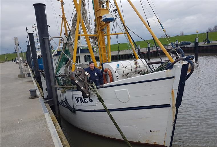 Olaf Schmidt an Bord der „Claudia“. Seit zehn Jahren ist er Kapitän des Krabbenkutters mit Heimathafen Wremen. Aber nun geht er in Seemansrente – und das Schiff wird verkauft.