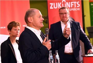Olaf Scholz, Kanzlerkandidat der SPD, hat beim „Zukunftsgespräch“ mit Häfen- und Bildungssenatorin Claudia Schilling und dem Bundestagsabgeordneten Uwe Schmidt Wahlkampf für die SPD gemacht.