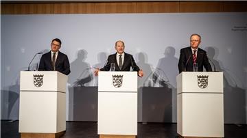 Olaf Scholz (M) spricht neben Stephan Weil (r) und Boris Rhein.