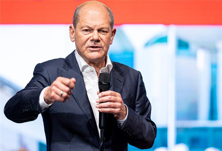 Bundeskanzler Olaf Scholz hält eine Rede