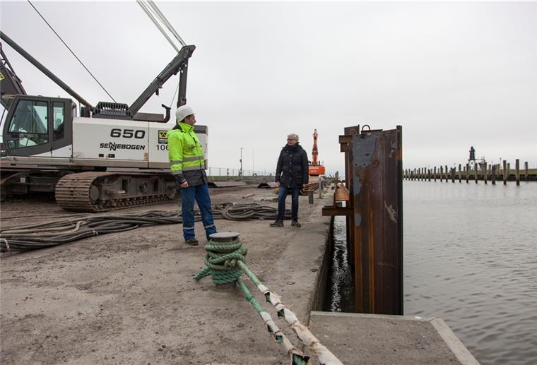 Olaf Steimke vom Bremerhavener Planungsbüro KSF und Bauamtsleiterin Norma Warncke machen sich ein Bild vom Fortschritt der Bauarbeiten an der Südpier in Dorum-Neufeld.