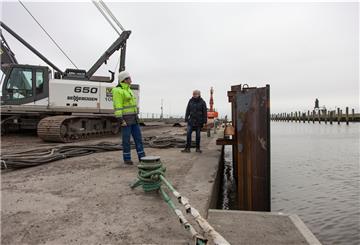 Olaf Steimke vom Bremerhavener Planungsbüro KSF und Bauamtsleiterin Norma Warncke machen sich ein Bild vom Fortschritt der Bauarbeiten an der Südpier in Dorum-Neufeld.