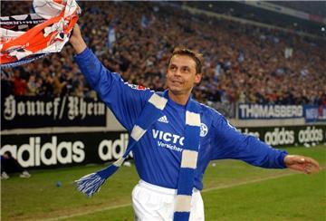 Olaf Thon winkt am Samstag (18.01.2003) in der Arena AufSchalke in Gelsenkirchen auf der Ehrenrunde seinen Fans zum Abschied.