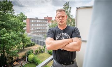Olaf Thun und seine Familie sind Anwohner in der Nordstraße der gegenüberliegenden Justizvollzugsanstalt. Sie beklagen einen fehlenden Sichtschutz oberhalb des bestehenden rund um das Freigangsgelände der Inhaftierten. 