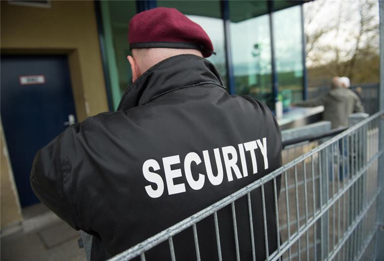 Heftig: So teuer sind die Security-Dienste, die Bremerhavens Schulen schützen Ein Mitarbeiter eines Sicherheitsdienstleisters