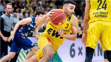 Oldenburgs Max DiLeo spielt den Ball.