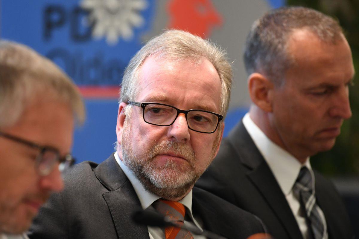 Oldenburger Polizeipräsident erhält Morddrohungen Oldenburgs Polizeipräsident Johann Kühme (Mitte) hat nach Äußerungen gegen die AFD Morddrohungen erhalten.