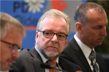 Oldenburgs Polizeipräsident Johann Kühme (Mitte) hat nach Äußerungen gegen die AFD Morddrohungen erhalten. 