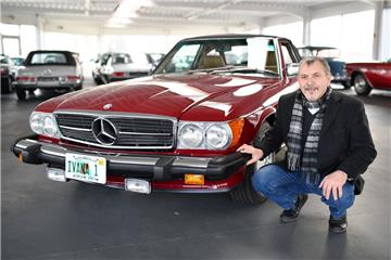 Oldtimerhändler Firat Baz hockt  in Oberhausen-Rheinhausen (Baden-Württemberg) in seinem Geschäft neben einem Mercedes-Cabrio vom Typ 560SL. Das Auto mit Donald und Ivana Trump als Vorbesitzer könnte das große Geschäft für die Oldtimerhändler Firat und Baris Baz werden. 