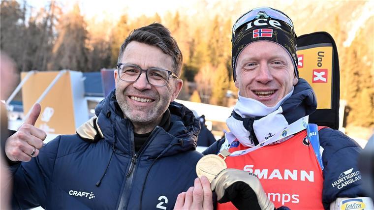 Ole Einar Björndalen (links) und Johannes Thingnes Bö bei der WM in Lenzerheide.