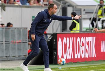 Fußball: 2. Bundesliga, Fortuna Düsseldorf - Holstein Kiel, 4. Spieltag, in der Merkur Spiel-Arena. Der Kieler Trainer Ole Werner gestikuliert.