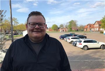 Oleg Wilhelm möchte neuer Pächter der Markthalle Rodenkirchen (im Hintergrund) werden. Am 28. April entscheidet der Gemeinderat.