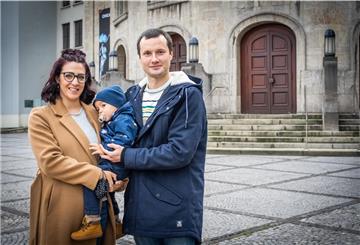 Oleksandr Shyryayev, seine Frau Jessica De Fanti Teoli und Sohn Nikolai (1) haben sich ein Leben in Bremerhaven aufgebaut. Doch es gibt Probleme bei der Anerkennung zur deutschen Staatsbürgerschaft.