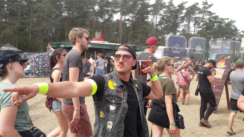 Oliver aus Berlin trägt auf dem Deichbrand eine Kutte mit seinen Lieblingsbands ...