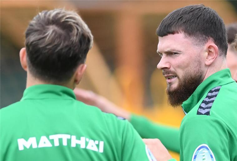 Oliver Burke spielt sich bei Werder Bremen in den Vordergrund Oliver Burke (rechts) hängt sich bei Werder rein.