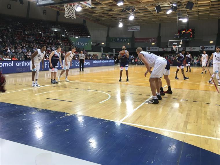 Die Eisbären starten mit einem Auswärtssieg in die ProA-Saison Oliver Clay steht an der Freiwurflinie. Der Eisbären-Center feierte mit seinem Team einen Sieg im ersten Saisonspiel in Leverkusen.