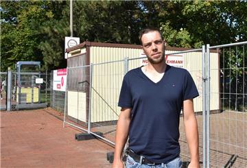 Oliver Hincke steht vor dem Impfzentrum in Bremerhaven.