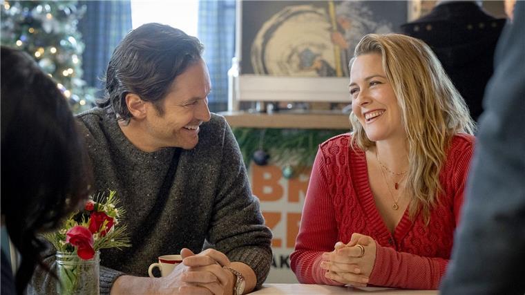 Oliver Hudson als Everett und Alicia Silverstone als Kate im neuen Netflix-Weihnachtsfilm „A Merry Little Ex-Mas“. (Start am 12. November)
