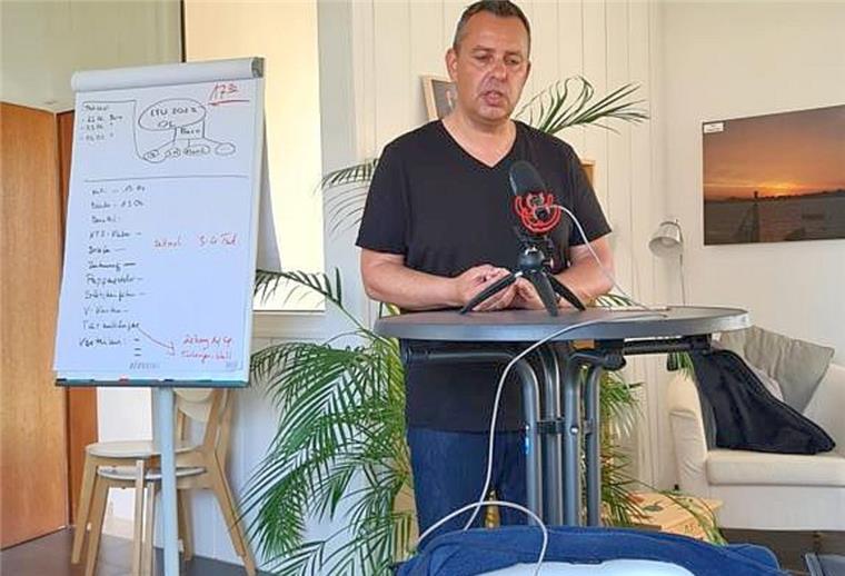 Der SPD-Landtagsabgeordnete Oliver Lottke aus Loxstedt produziert Potcasts.
