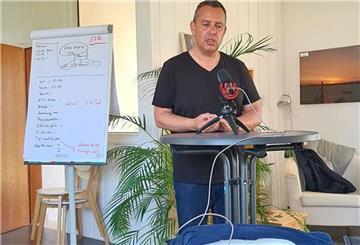 Der SPD-Landtagsabgeordnete Oliver Lottke aus Loxstedt produziert Potcasts.