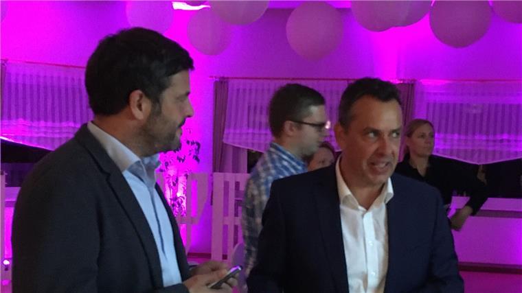 Niedersachsen hat entschieden - so sieht es in den Wahlkreisen aus Oliver Lottke fiebert den Ergebnissen in Loxstedt entgegen.