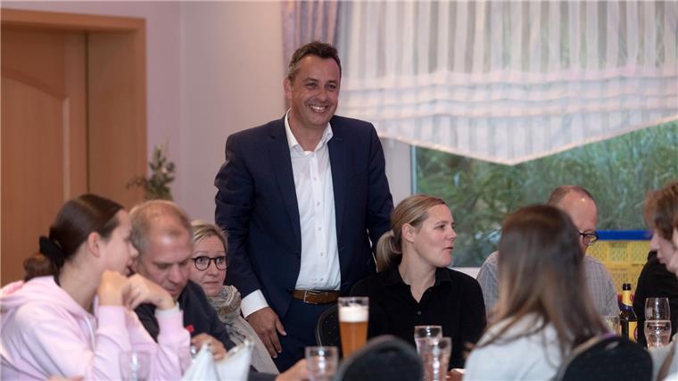 Niedersachsen hat entschieden - so sieht es in den Wahlkreisen aus Oliver Lottke hat gut Lachen - er zieht in den Landtag ein.