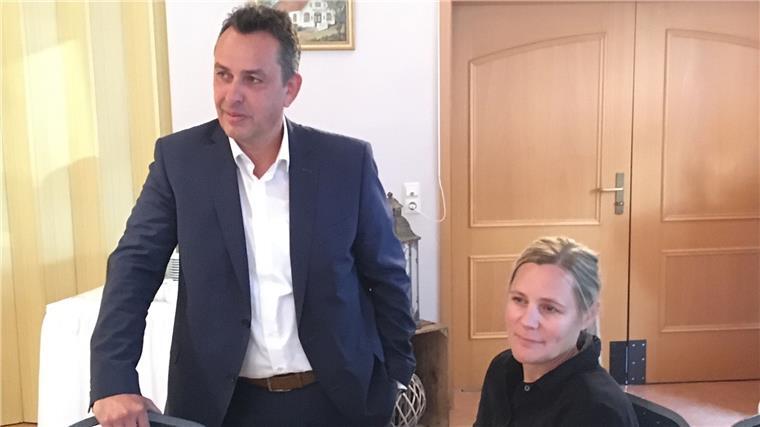Niedersachsen hat entschieden - so sieht es in den Wahlkreisen aus Oliver Lottke wartet mit Frau Anne auf die Ergebnisse aus seinem Wahlkreis.