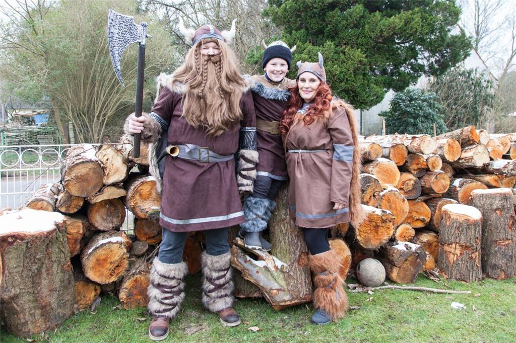 Oliver Mahlstedt, Ricardo Fitscher und Diana Fitscher im Wikinger-Feeling. Karne...