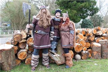 Oliver Mahlstedt, Ricardo Fitscher und Diana Fitscher im Wikinger-Feeling. Karne...