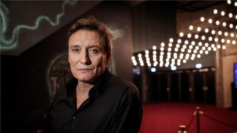 Oliver Masucci steht noch immer gern auf der Theaterbühne Oliver Masucci steht im nächsten Jahr als Severus Snape in Hamburg auf der Bühne.