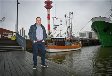 Oliver Seibel am Hafenbecken des Schaufensters Fischereihafen.